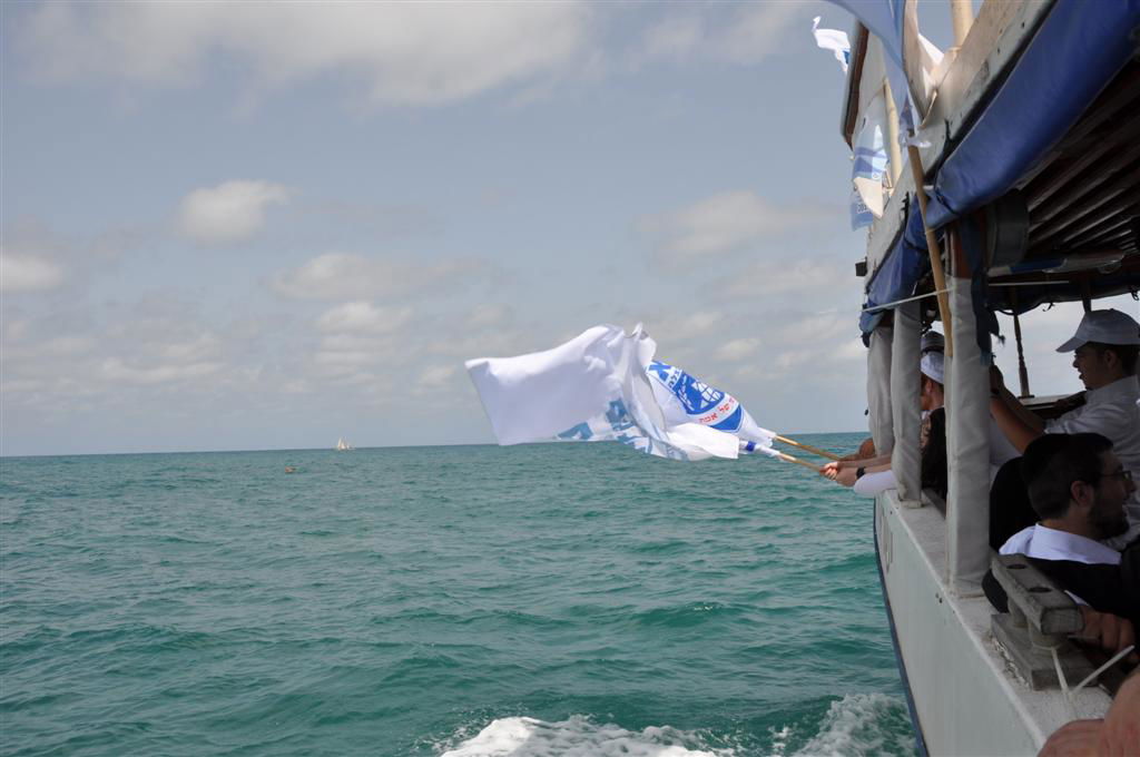 צפו: יחידת הצוללנים של זק"א במפגן תמיכה רטוב בחיילי השייטת