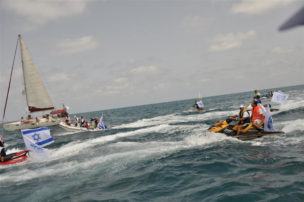 צפו: יחידת הצוללנים של זק"א במפגן תמיכה רטוב בחיילי השייטת