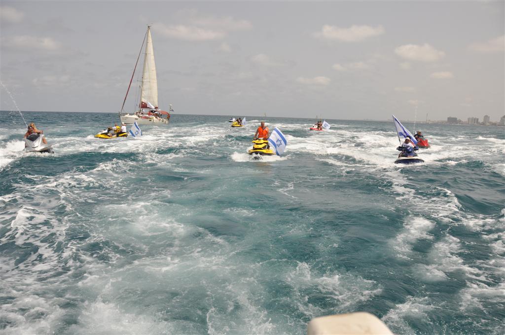 צפו: יחידת הצוללנים של זק"א במפגן תמיכה רטוב בחיילי השייטת