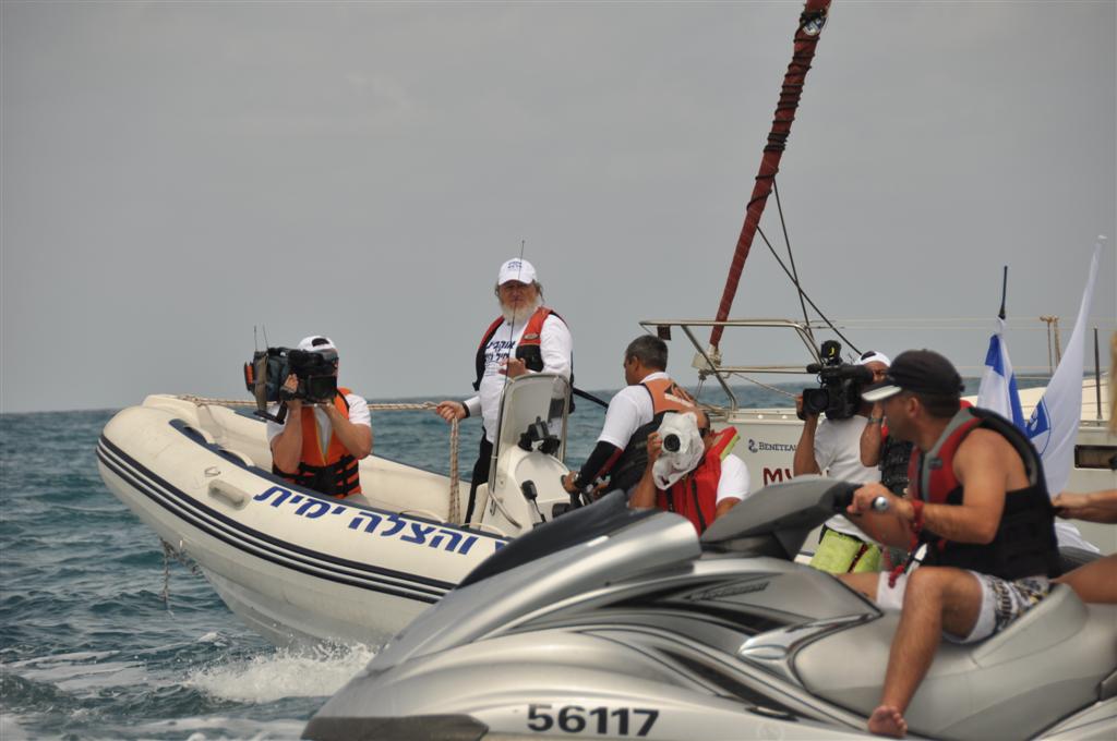 צפו: יחידת הצוללנים של זק"א במפגן תמיכה רטוב בחיילי השייטת