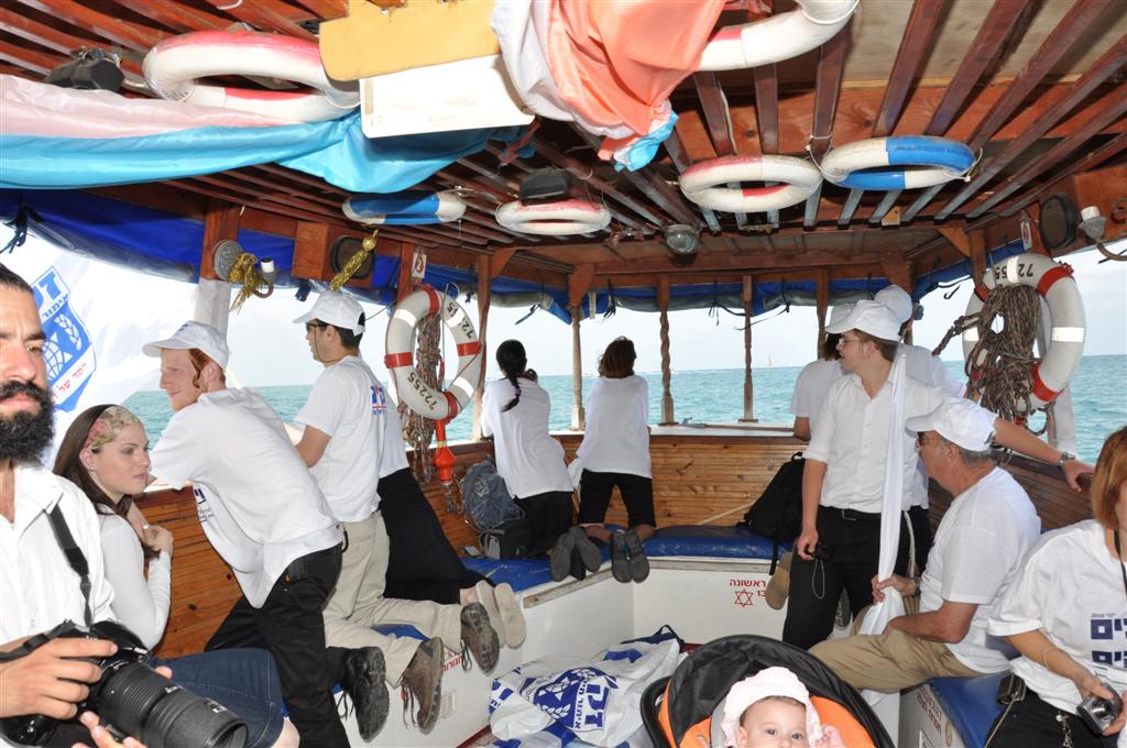 צפו: יחידת הצוללנים של זק"א במפגן תמיכה רטוב בחיילי השייטת