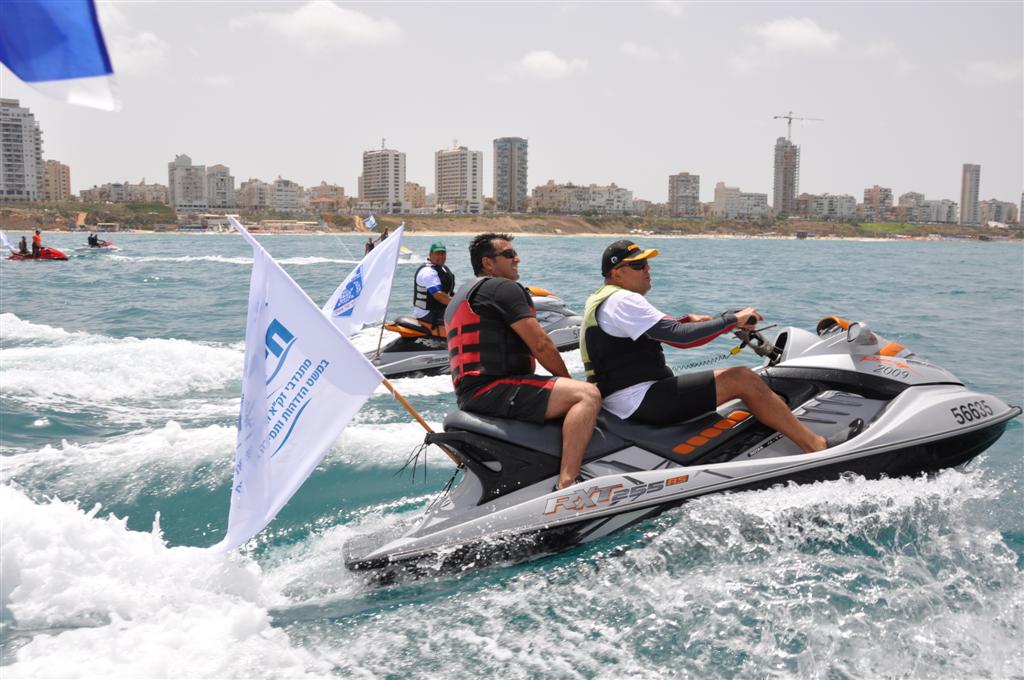 צפו: יחידת הצוללנים של זק"א במפגן תמיכה רטוב בחיילי השייטת