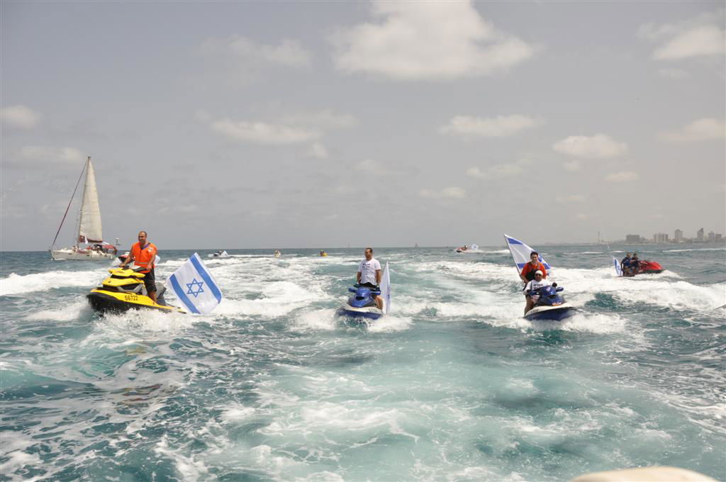 צפו: יחידת הצוללנים של זק"א במפגן תמיכה רטוב בחיילי השייטת