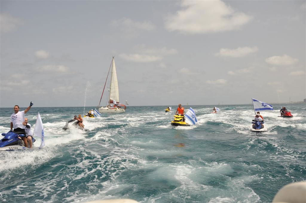 צפו: יחידת הצוללנים של זק"א במפגן תמיכה רטוב בחיילי השייטת