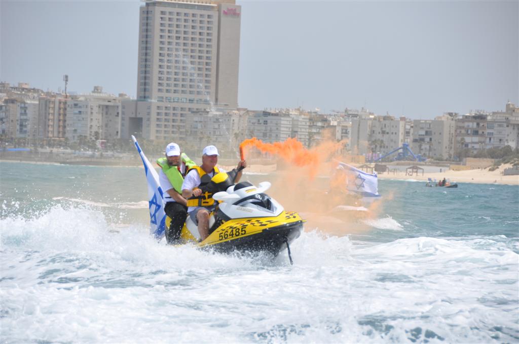 צפו: יחידת הצוללנים של זק"א במפגן תמיכה רטוב בחיילי השייטת