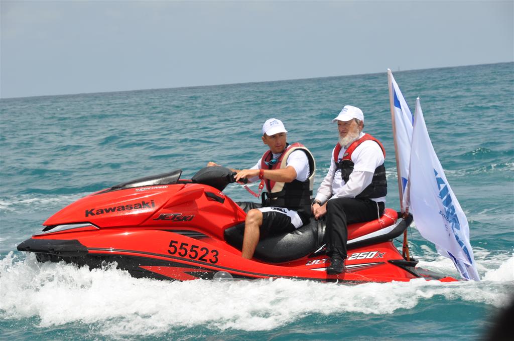 צפו: יחידת הצוללנים של זק"א במפגן תמיכה רטוב בחיילי השייטת