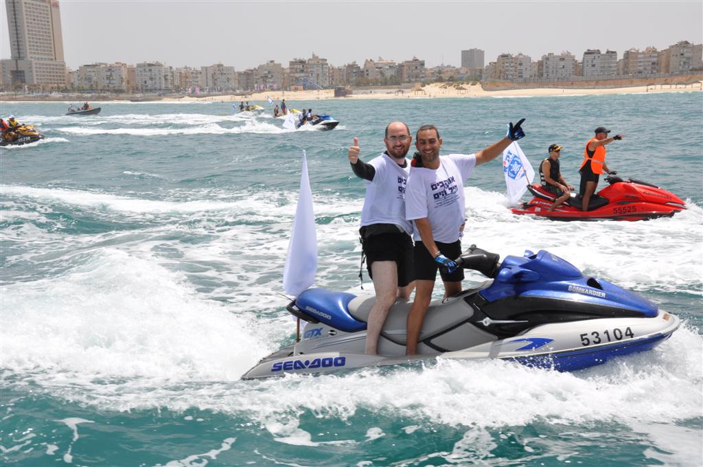 צפו: יחידת הצוללנים של זק"א במפגן תמיכה רטוב בחיילי השייטת