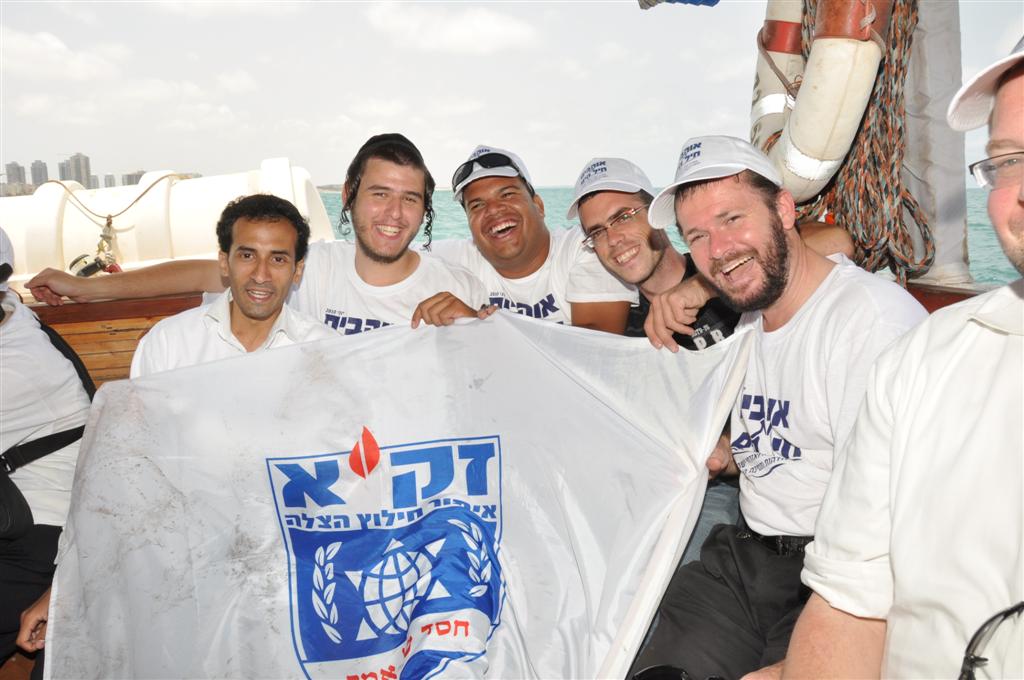 צפו: יחידת הצוללנים של זק"א במפגן תמיכה רטוב בחיילי השייטת