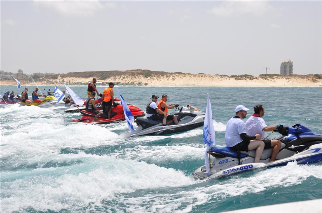 צפו: יחידת הצוללנים של זק"א במפגן תמיכה רטוב בחיילי השייטת