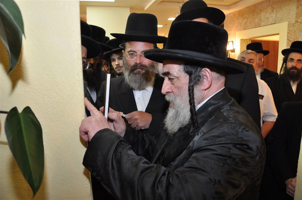 הגר"י הגר בחנוכת בית דיור לקשישים: "למלא בתוכן ראוי את זמנם של הקשישים"