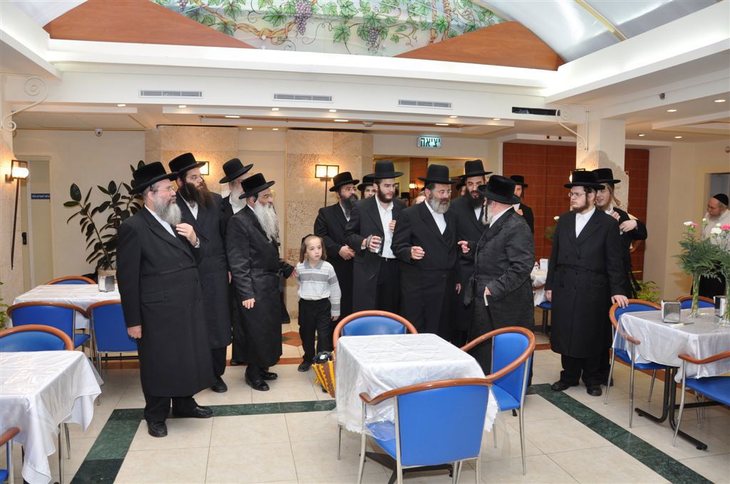 הגר"י הגר בחנוכת בית דיור לקשישים: "למלא בתוכן ראוי את זמנם של הקשישים"