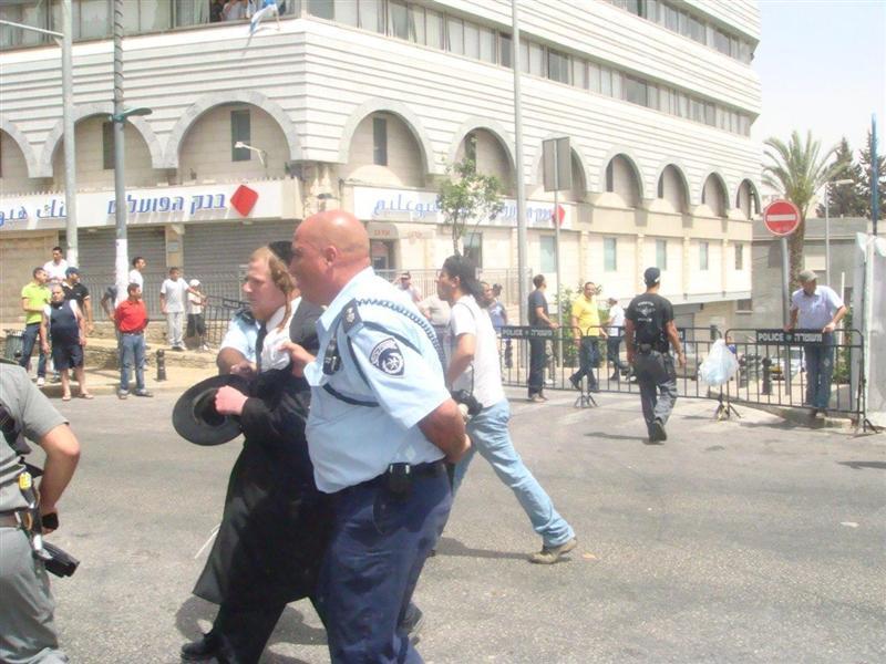 הגיעו להפגין על עצמות וחזרו עם עצמות שבורות