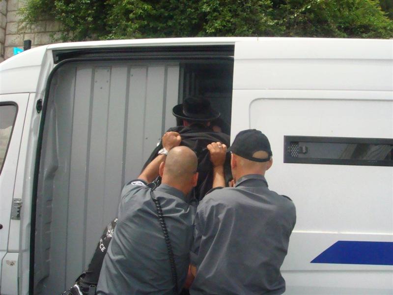 הגיעו להפגין על עצמות וחזרו עם עצמות שבורות