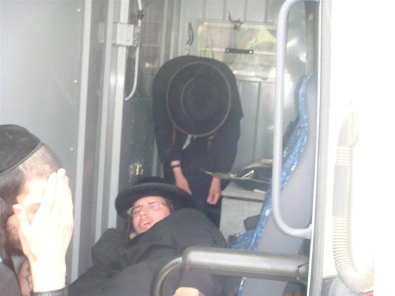 הגיעו להפגין על עצמות וחזרו עם עצמות שבורות