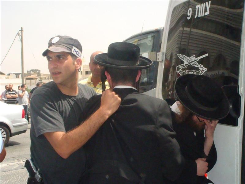 הגיעו להפגין על עצמות וחזרו עם עצמות שבורות