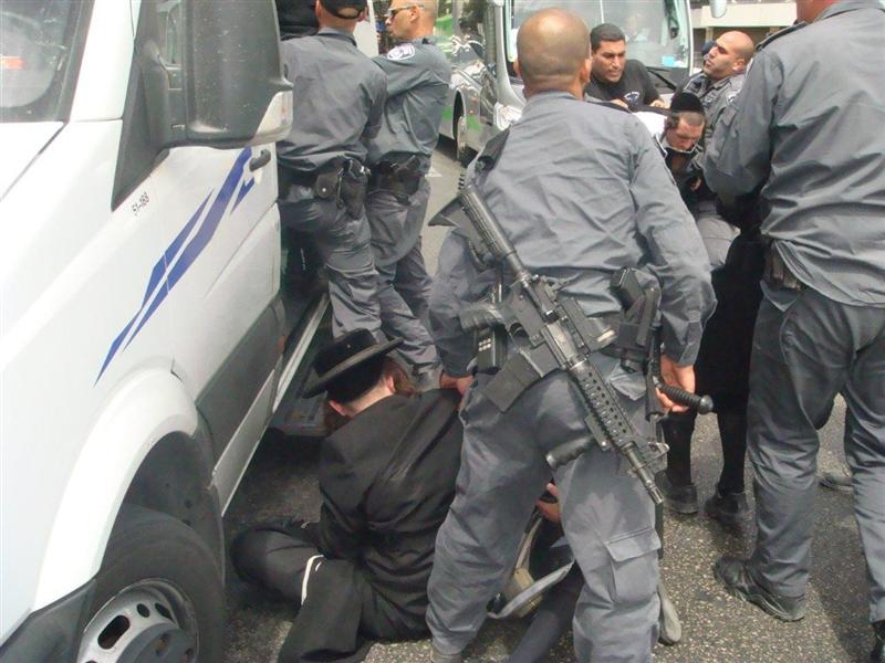 הגיעו להפגין על עצמות וחזרו עם עצמות שבורות