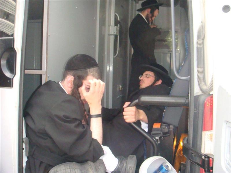 הגיעו להפגין על עצמות וחזרו עם עצמות שבורות