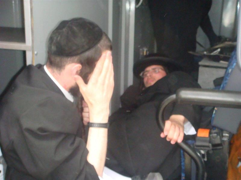 הגיעו להפגין על עצמות וחזרו עם עצמות שבורות