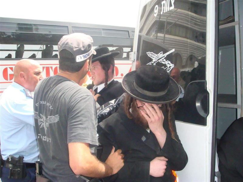 הגיעו להפגין על עצמות וחזרו עם עצמות שבורות