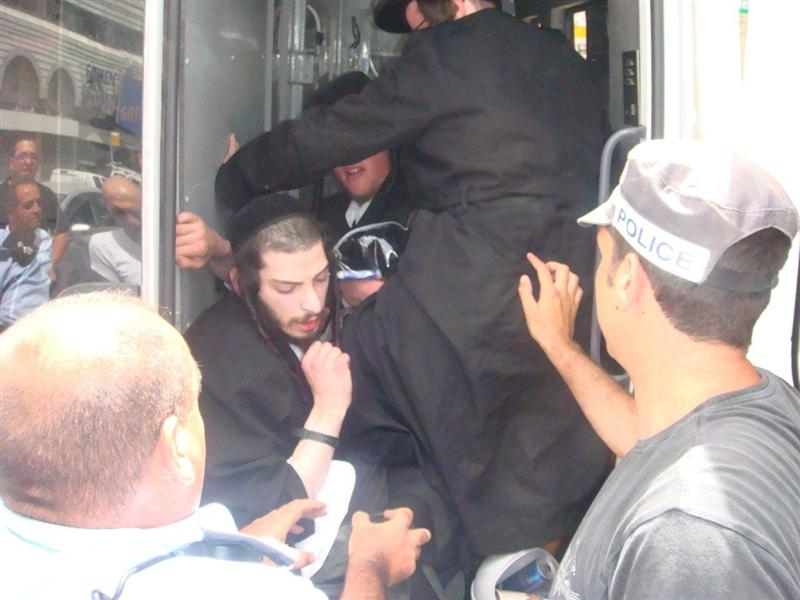 הגיעו להפגין על עצמות וחזרו עם עצמות שבורות