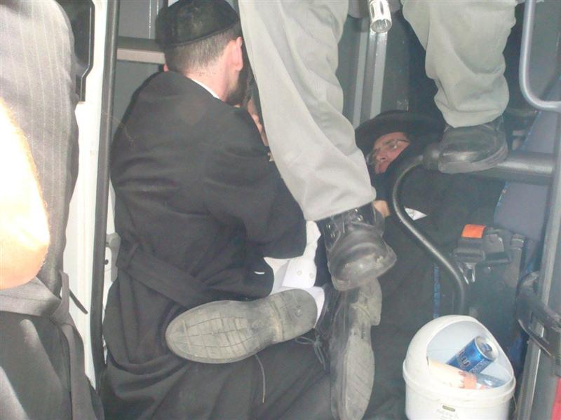 הגיעו להפגין על עצמות וחזרו עם עצמות שבורות