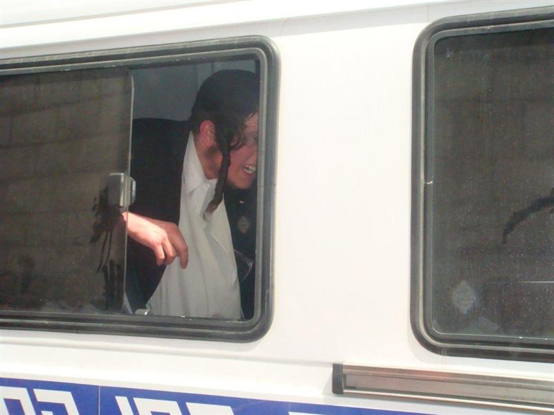 הגיעו להפגין על עצמות וחזרו עם עצמות שבורות