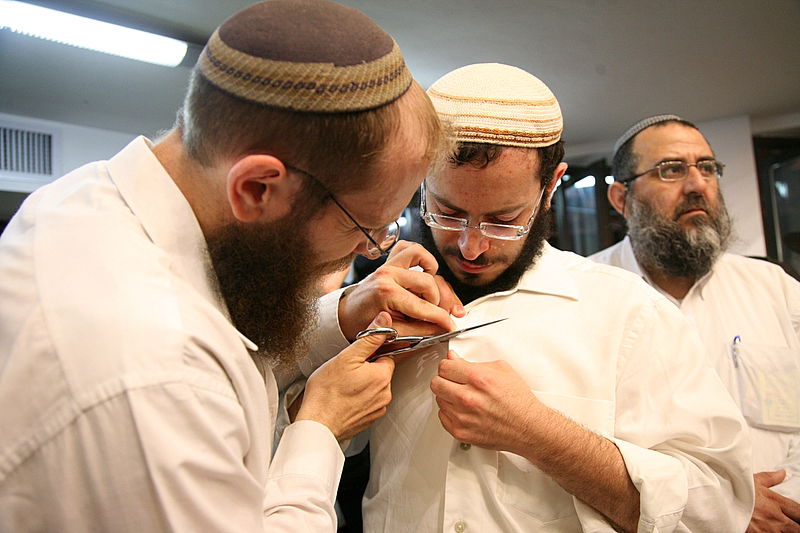 והרב איננו. הקריעה, הבכיות, האבל