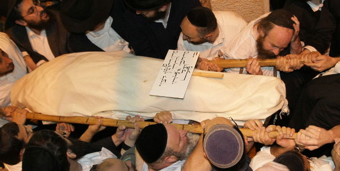 נושאים את מיטת הרב, אתמול