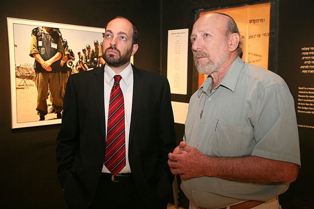 היו"ר ישי נאבק בהתנתקות, השר אטיאס קיבל התעודה