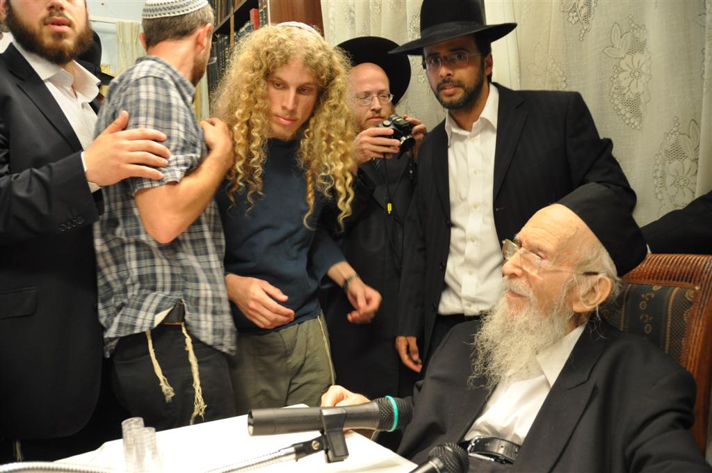 הגרמ"י לפקוביץ', ראש-ישיבת פוניבז', חילק עשרות תפילין למתקרבים