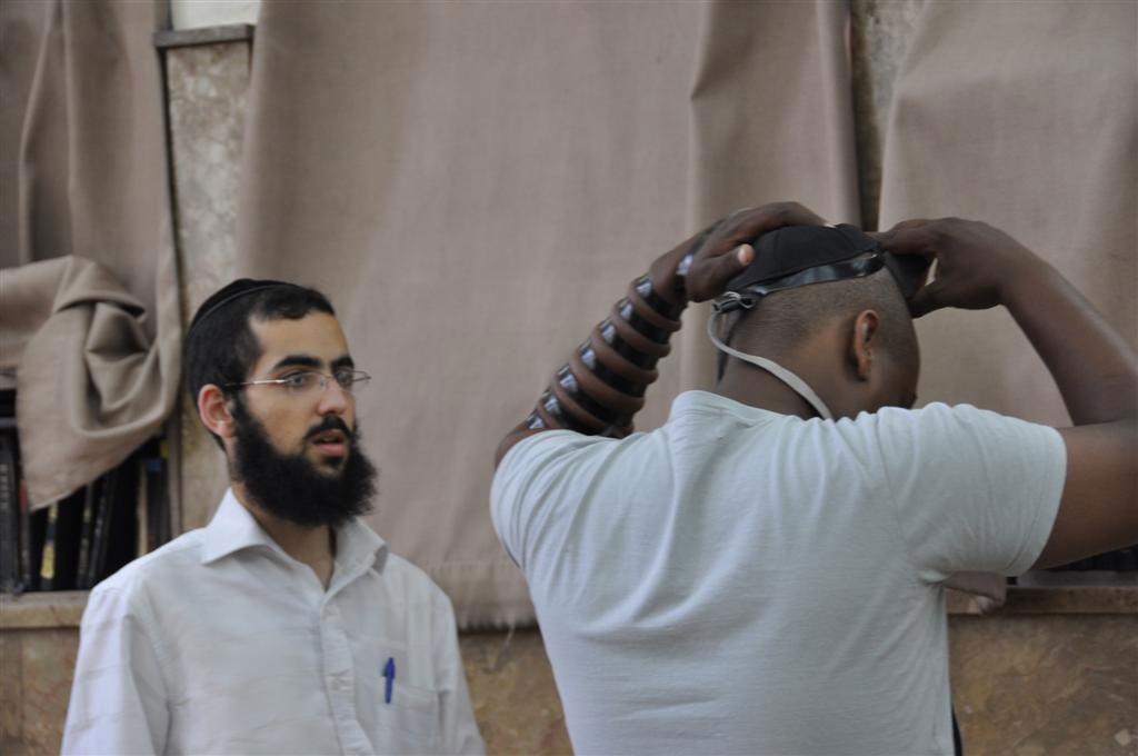 הגרמ"י לפקוביץ', ראש-ישיבת פוניבז', חילק עשרות תפילין למתקרבים