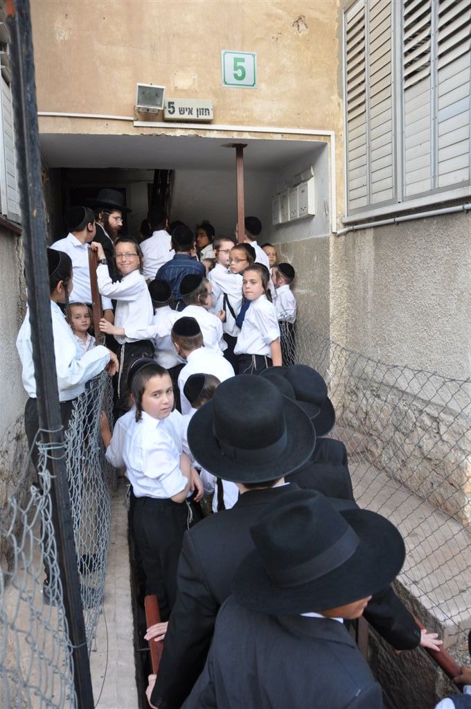 ילדי האסירים קיבלו סוכריה מהגראי"ל