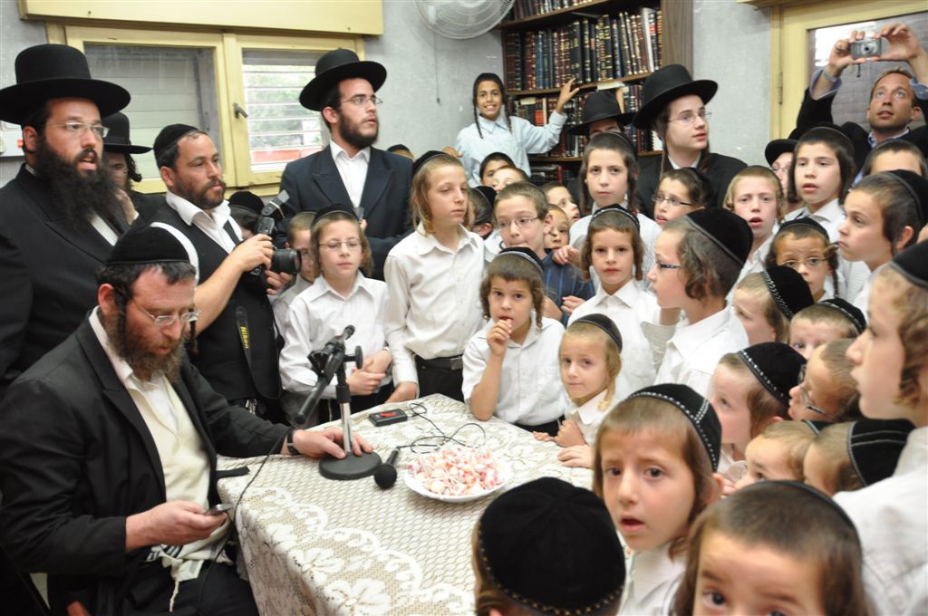 ילדי האסירים קיבלו סוכריה מהגראי"ל