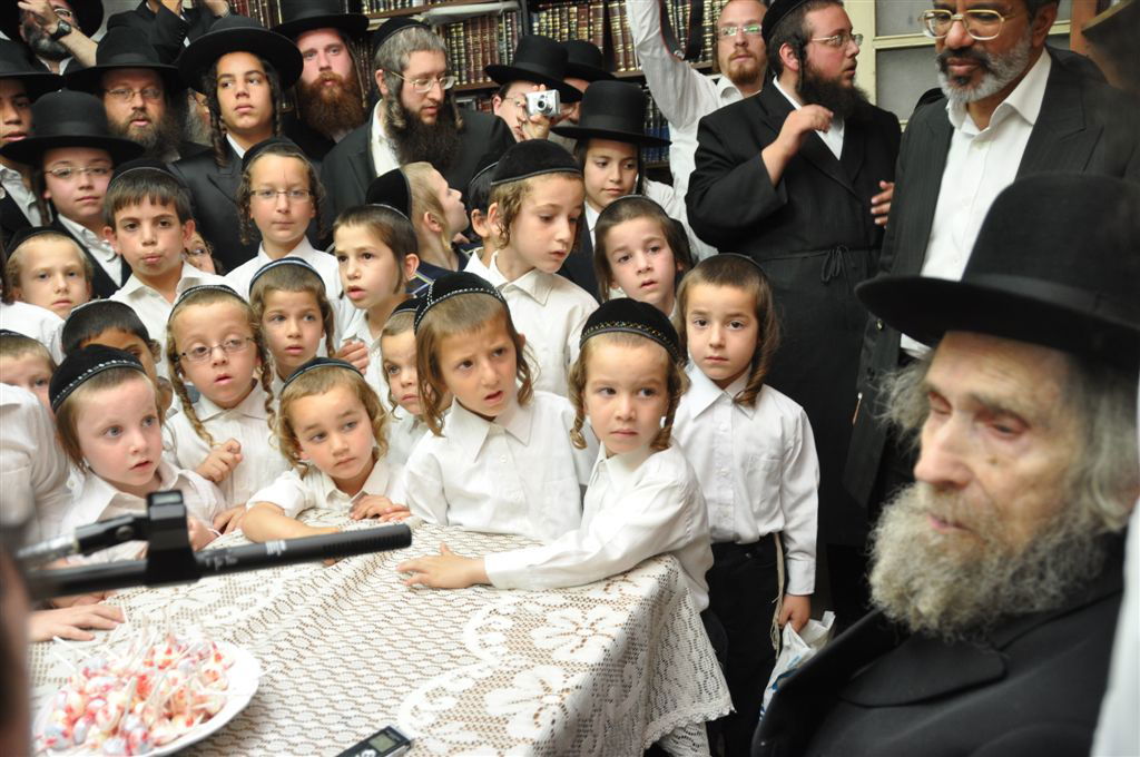 ילדי האסירים קיבלו סוכריה מהגראי"ל