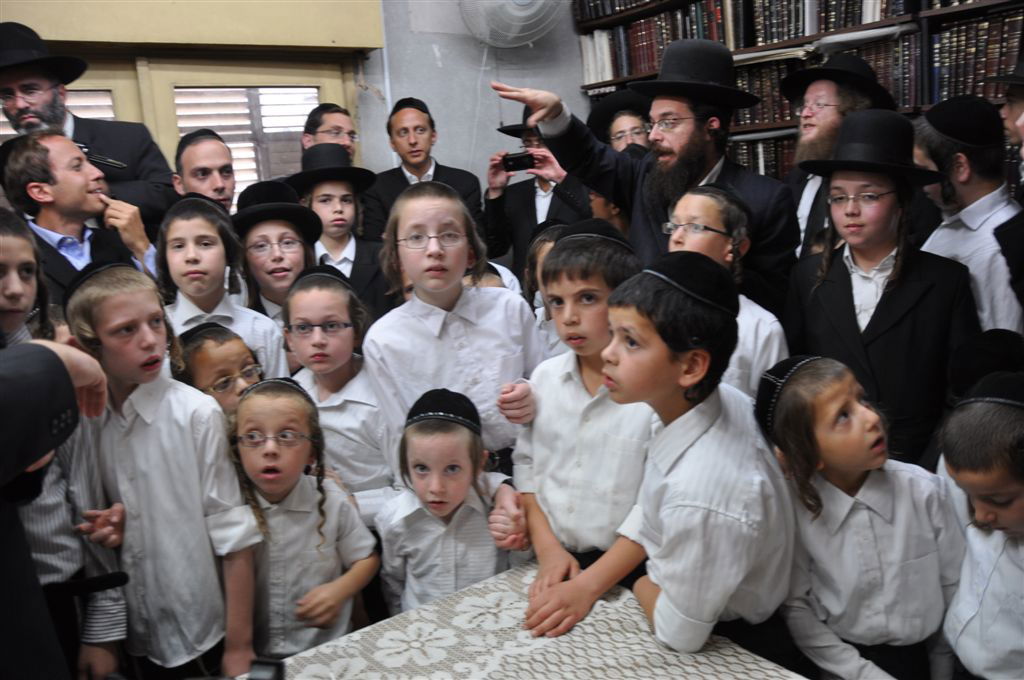 ילדי האסירים קיבלו סוכריה מהגראי"ל