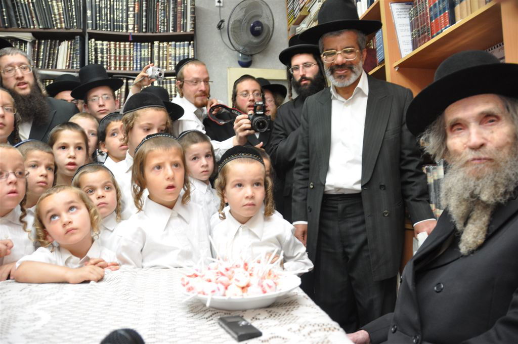 ילדי האסירים קיבלו סוכריה מהגראי"ל