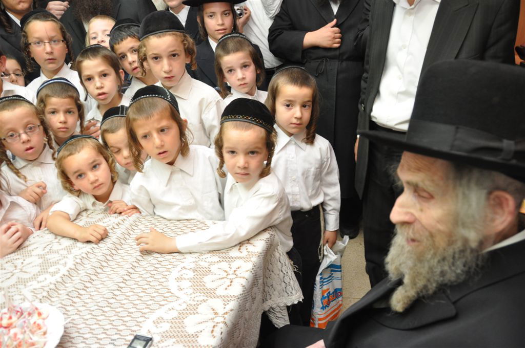 ילדי האסירים קיבלו סוכריה מהגראי"ל