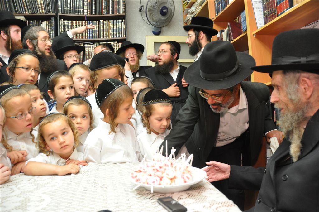 ילדי האסירים קיבלו סוכריה מהגראי"ל