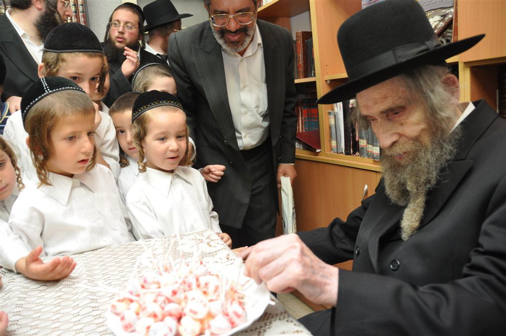 ילדי האסירים קיבלו סוכריה מהגראי"ל