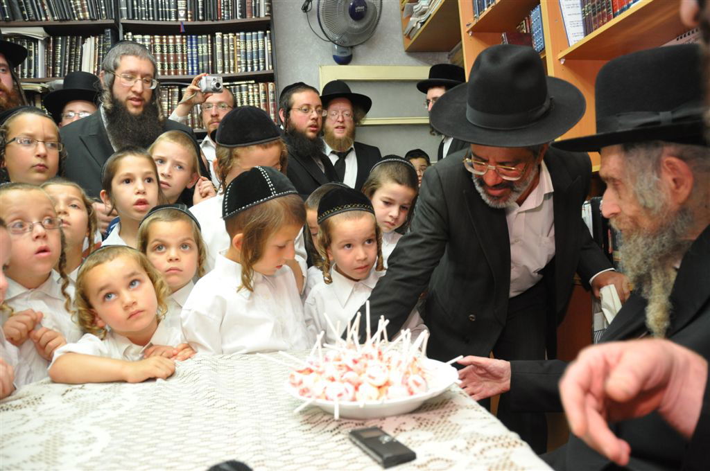 ילדי האסירים קיבלו סוכריה מהגראי"ל