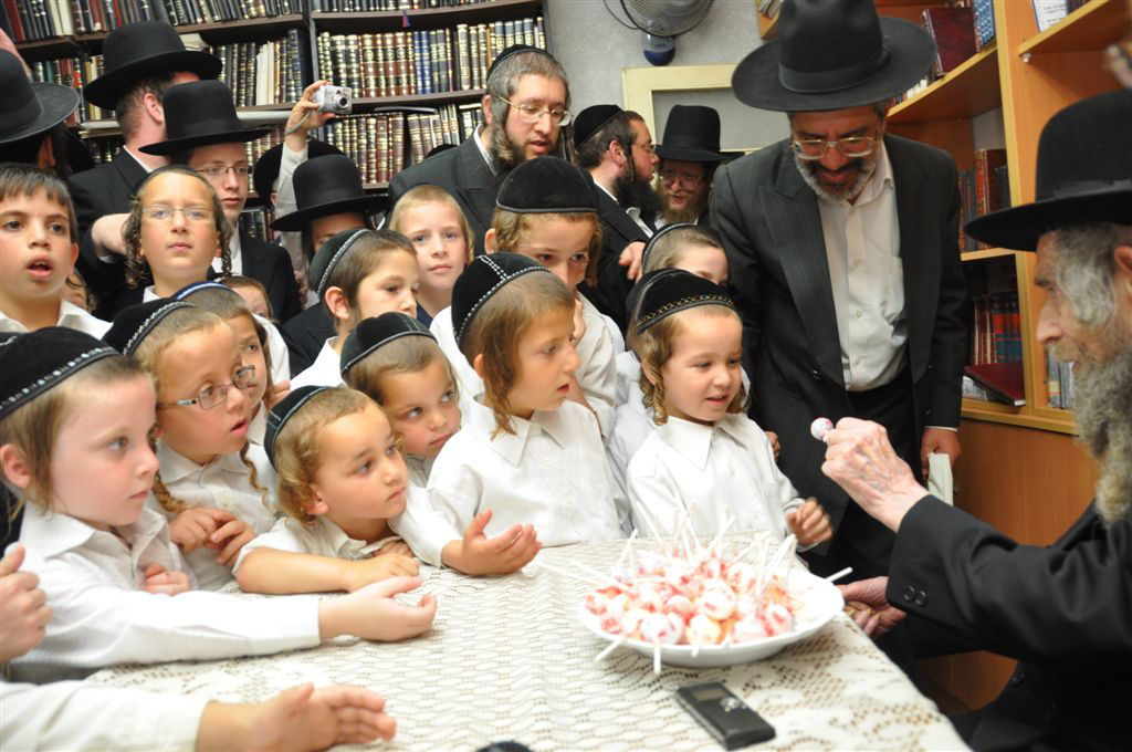 ילדי האסירים קיבלו סוכריה מהגראי"ל