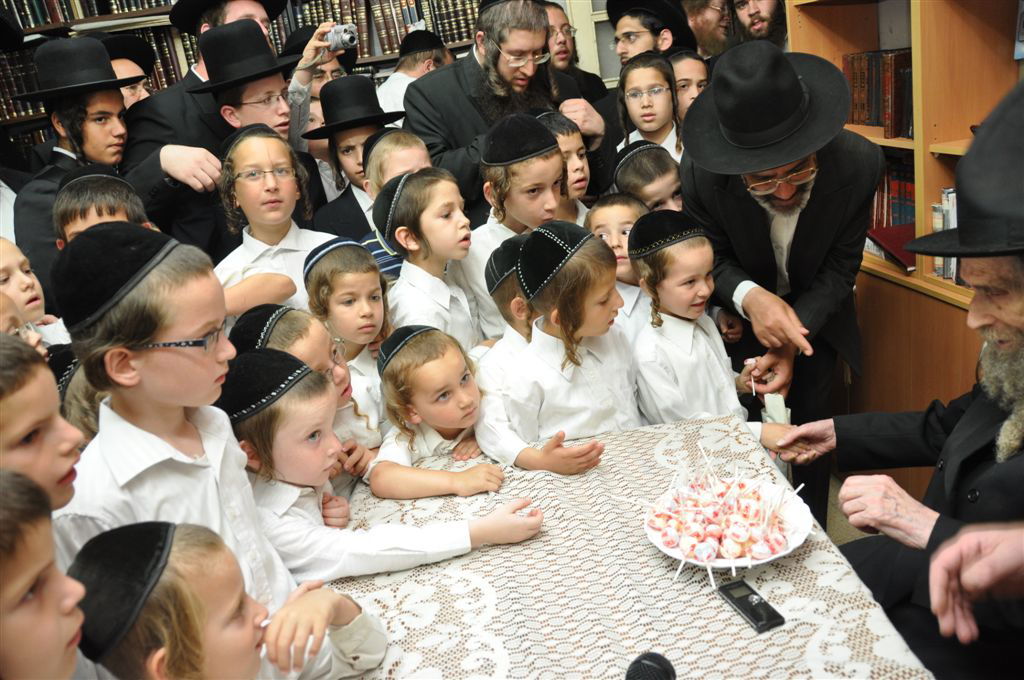 ילדי האסירים קיבלו סוכריה מהגראי"ל