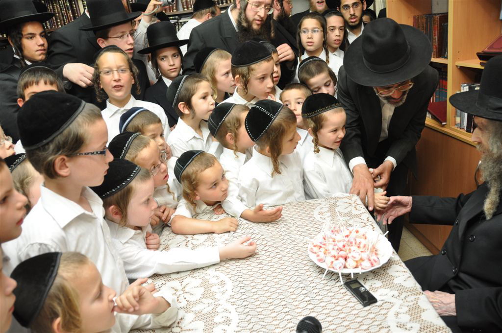 ילדי האסירים קיבלו סוכריה מהגראי"ל