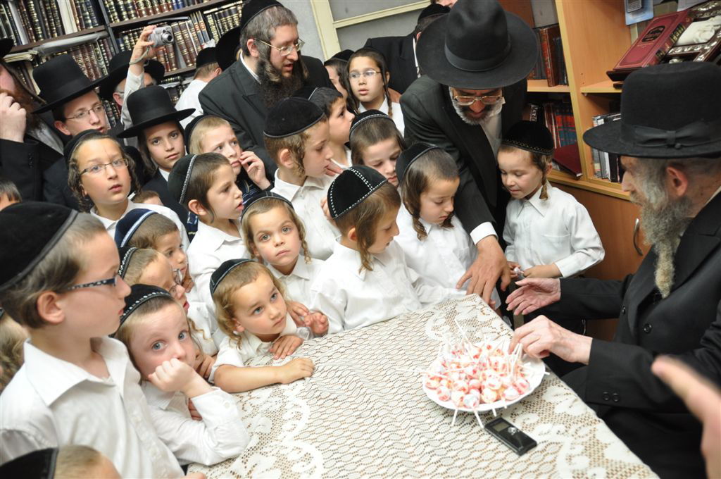 ילדי האסירים קיבלו סוכריה מהגראי"ל