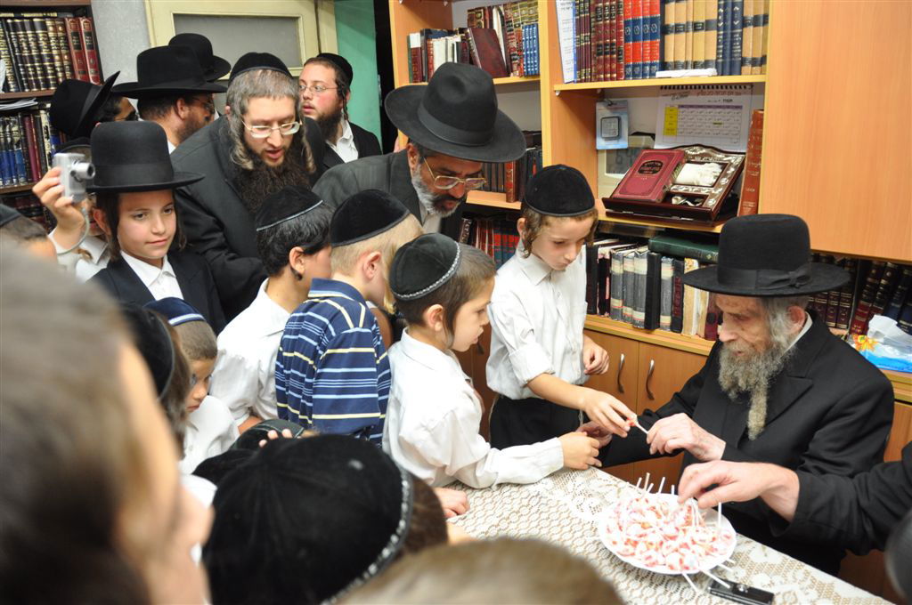 ילדי האסירים קיבלו סוכריה מהגראי"ל