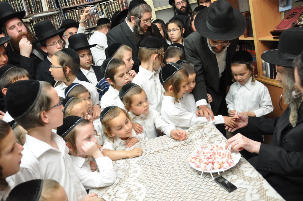 ילדי האסירים קיבלו סוכריה מהגראי"ל