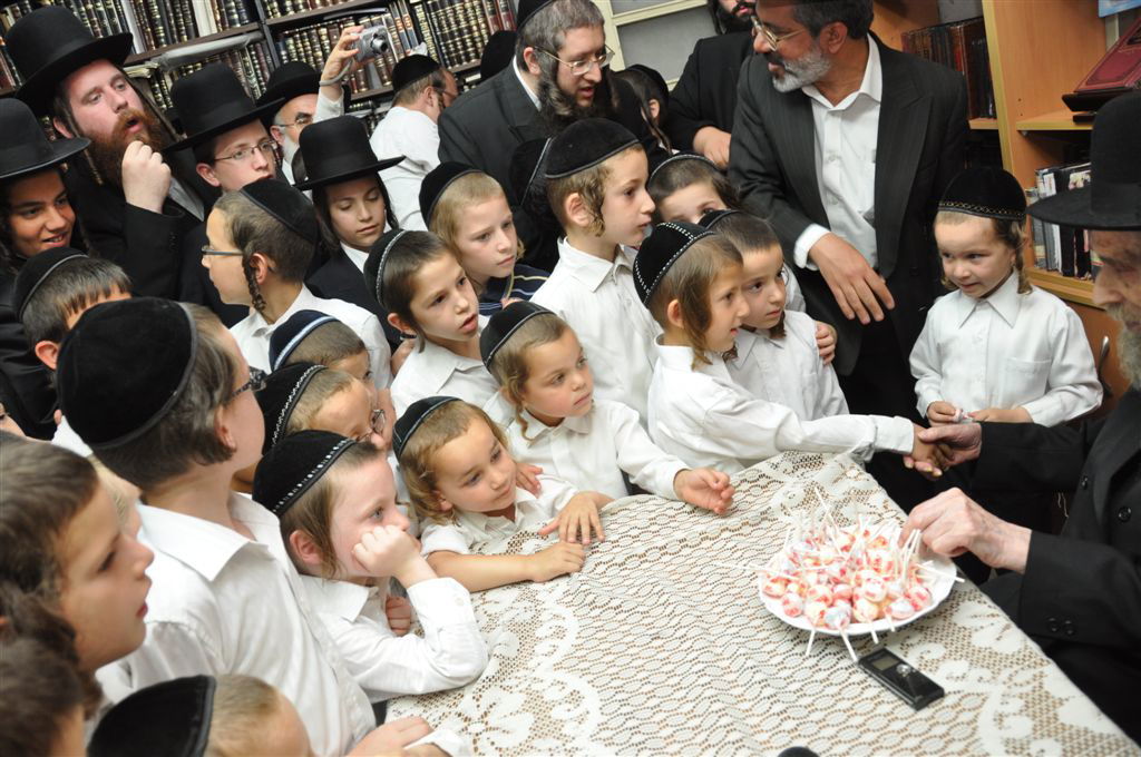 ילדי האסירים קיבלו סוכריה מהגראי"ל