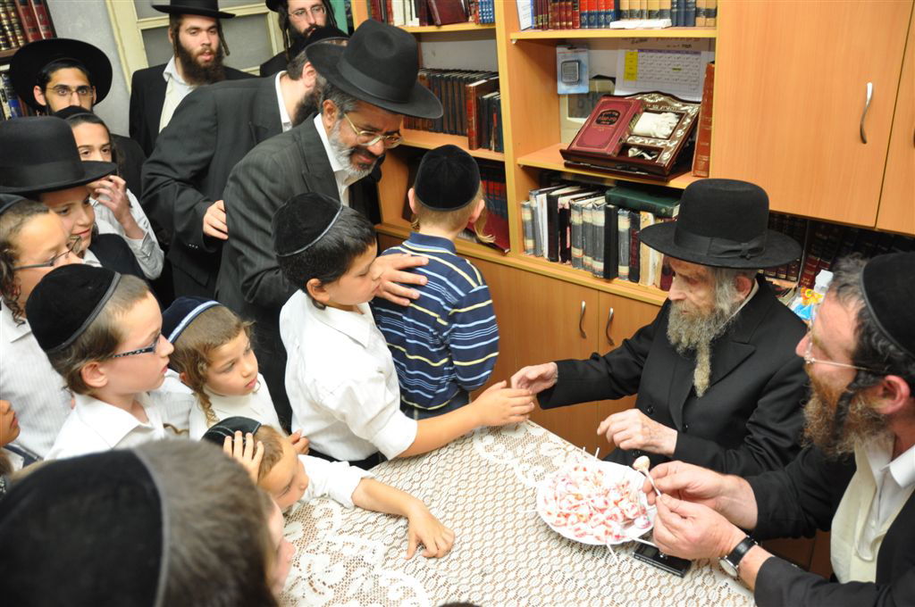 ילדי האסירים קיבלו סוכריה מהגראי"ל