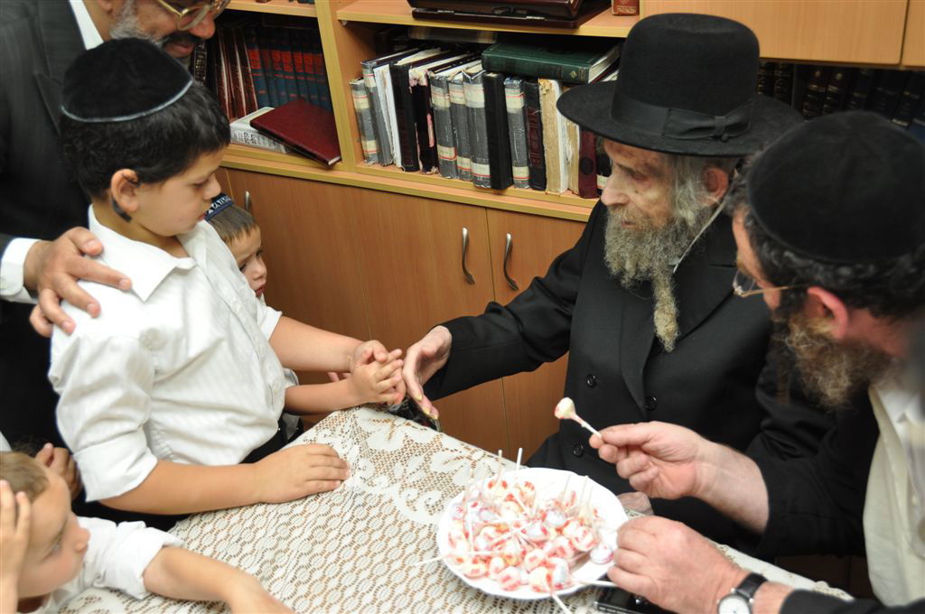 ילדי האסירים קיבלו סוכריה מהגראי"ל