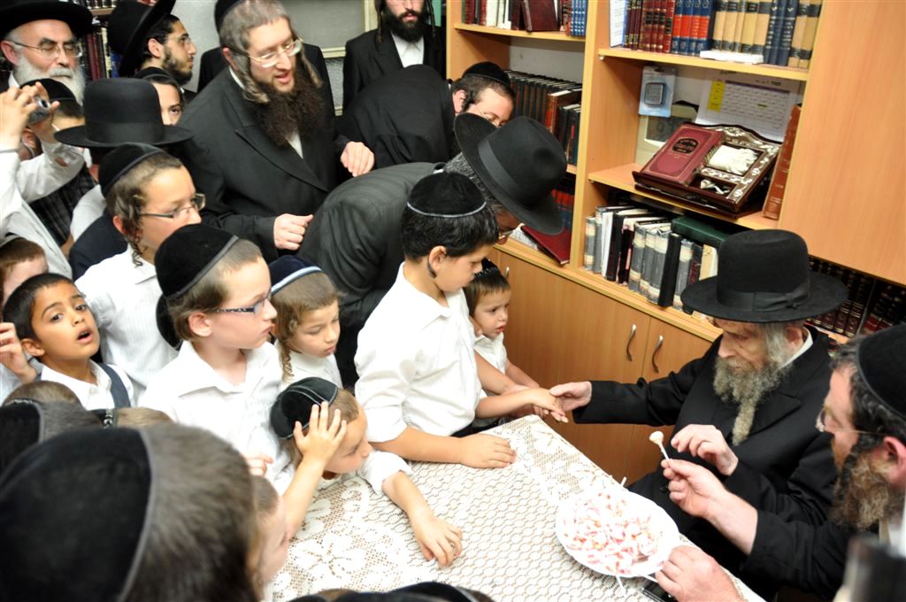 ילדי האסירים קיבלו סוכריה מהגראי"ל